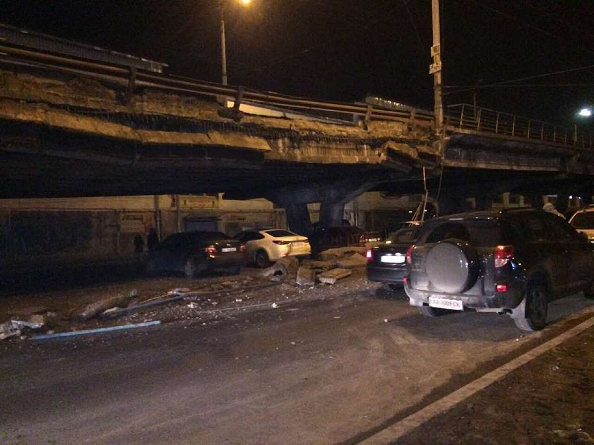 У Києві обвалилася частина Шулявського мосту