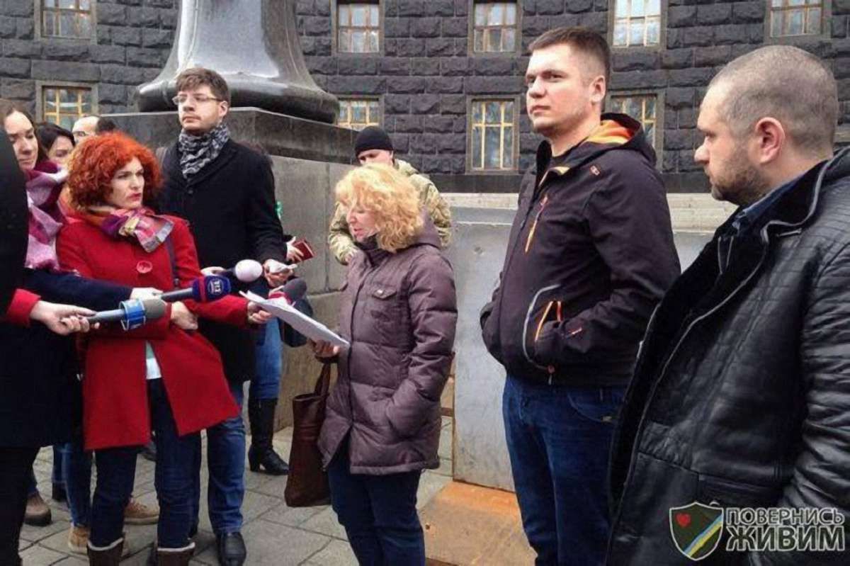 Волонтери звинуватили Мінсоцполітики в саботажі оформлення машин для АТО