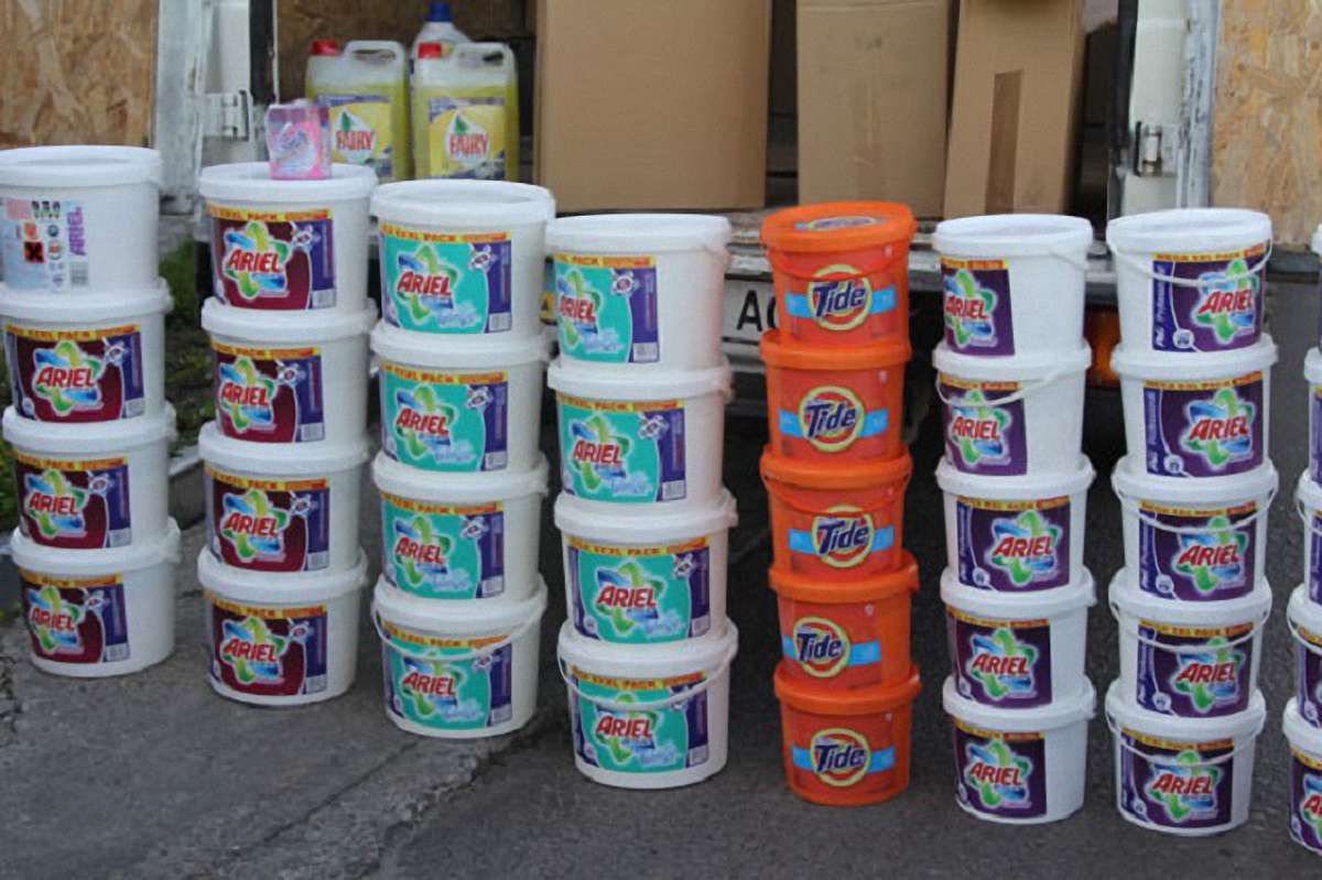 Поліція викрила шахраїв, які підробляли побутову хімію «Procter&Gamble»