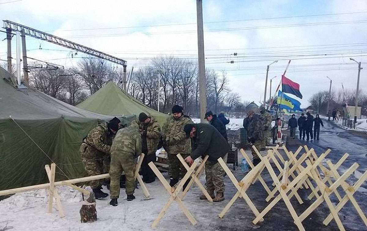 Учасники блокади Донбасу заявили про штурм блокпосту «тітушками»