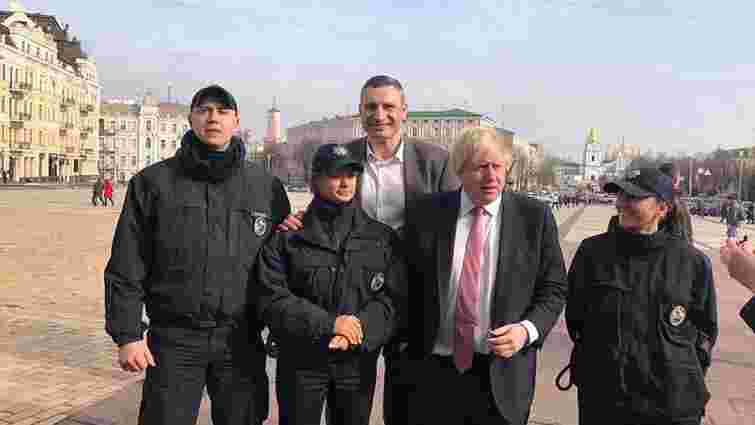 Міністр закордонних справ Великої Британії у Києві завітав до піцерії вояків АТО