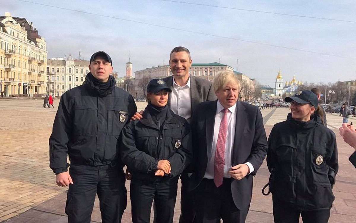Міністр закордонних справ Великої Британії у Києві завітав до піцерії вояків АТО