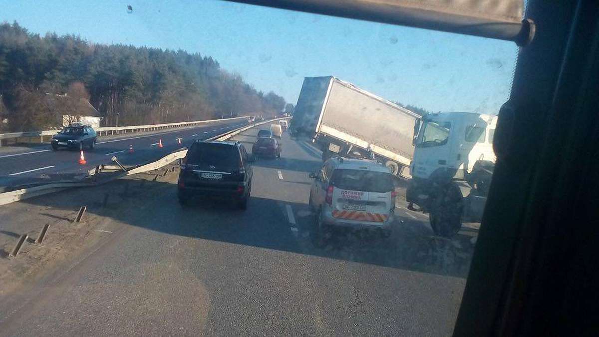 Фура потрапила у ДТП на трасі Київ-Чоп поблизу Миколаєва