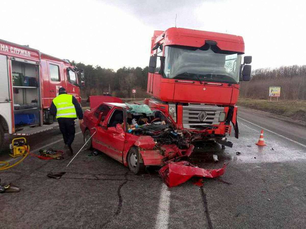 Двоє людей загинули в ДТП з вантажівкою на трасі Київ-Чоп
