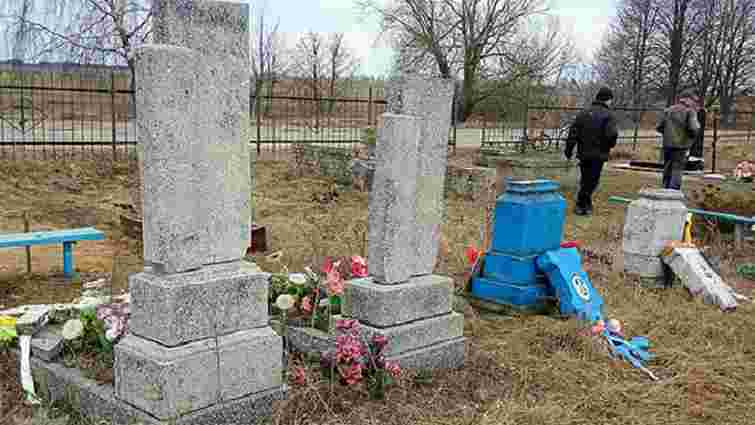 На Волині затримали вандала, котрий потрощив три десятки надгробків на цвинтарях