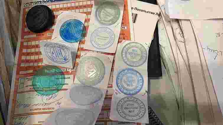 У Києві директорка турфірми за гроші допомагала нелегалам підробляти документи для виїзду в ЄС