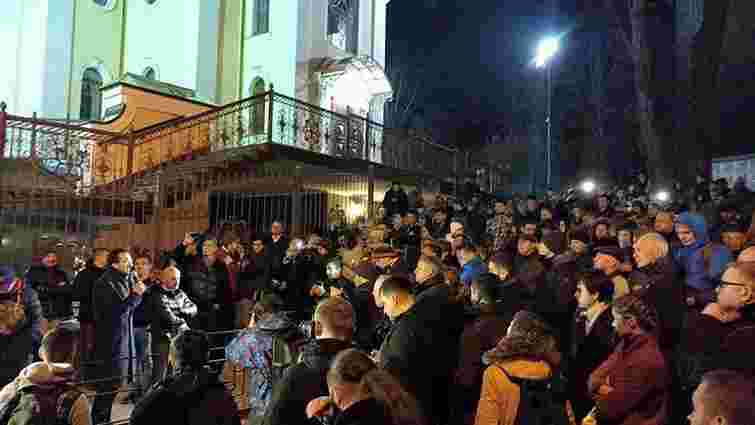 Активісти у Києві блокують суд і чекають початку засідання щодо голови ДФС Насірова