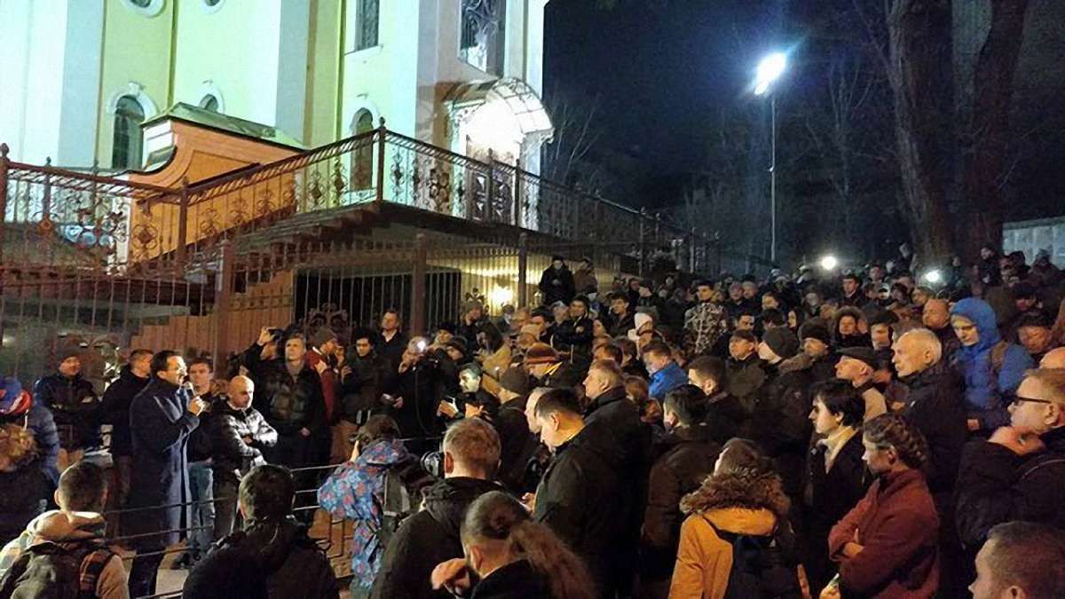 Активісти у Києві блокують суд і чекають початку засідання щодо голови ДФС Насірова