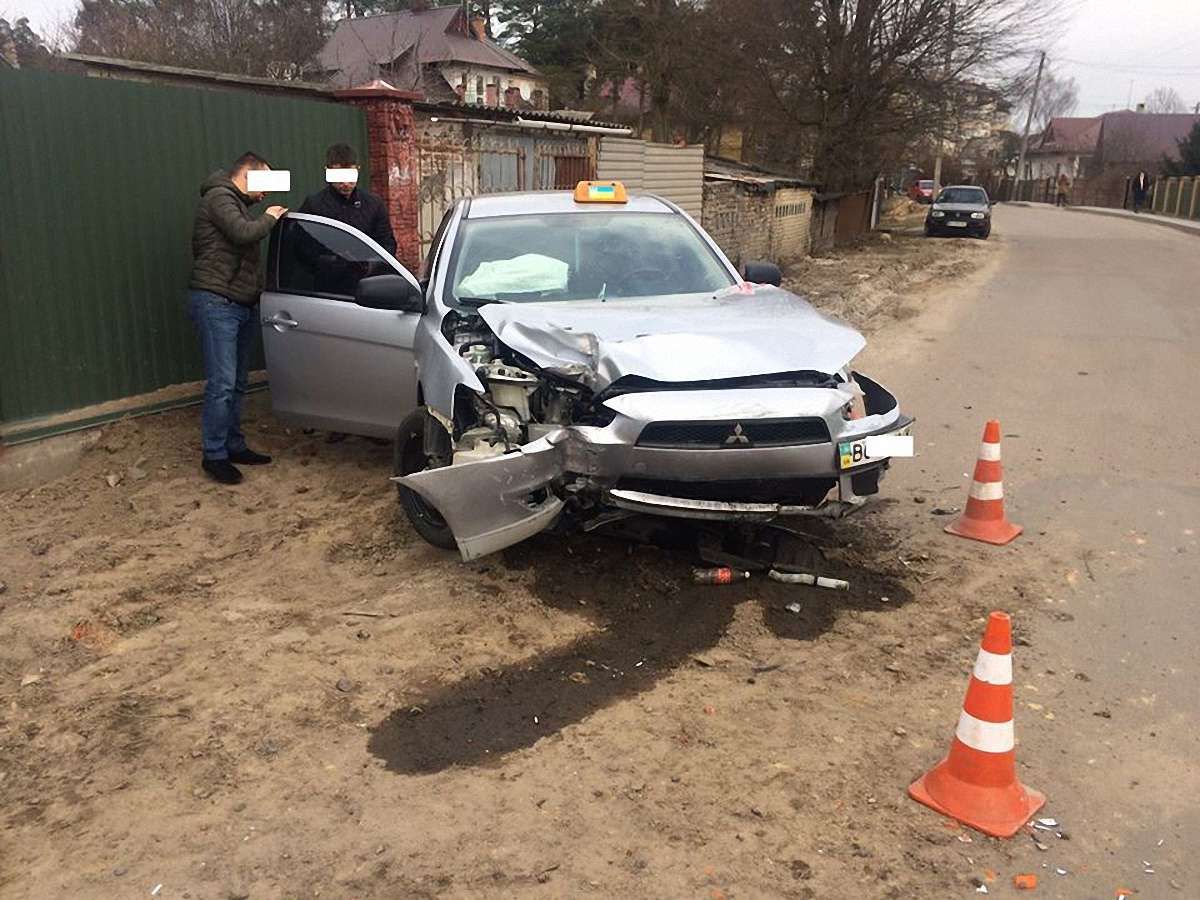 У Львові п'яний водій таксі влетів у паркан
