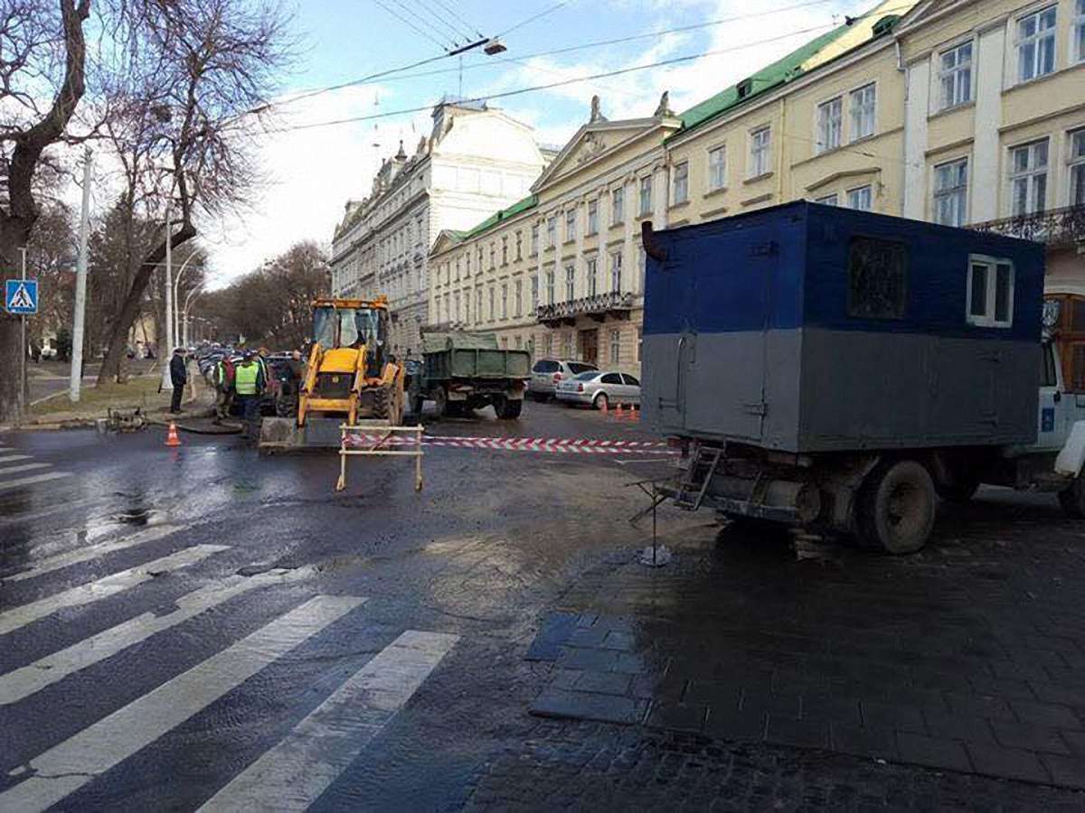 На вул. Винниченка у Львові перекрито рух через прорив водогону