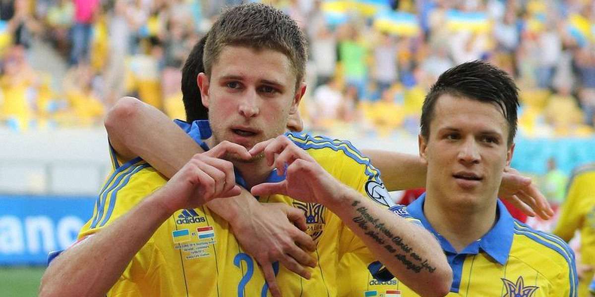 Артем Кравець виставив на аукціон футболку Андрія Шевченка для пологового будинку в Сокалі