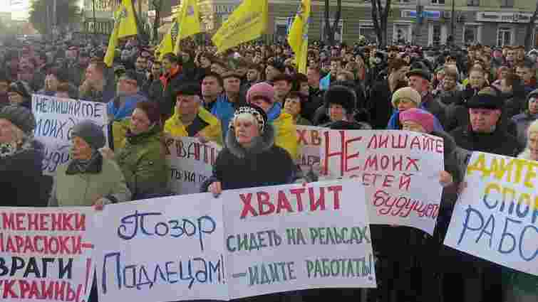 У Маріуполі на мітингу проти блокади Донбасу побились протестувальники