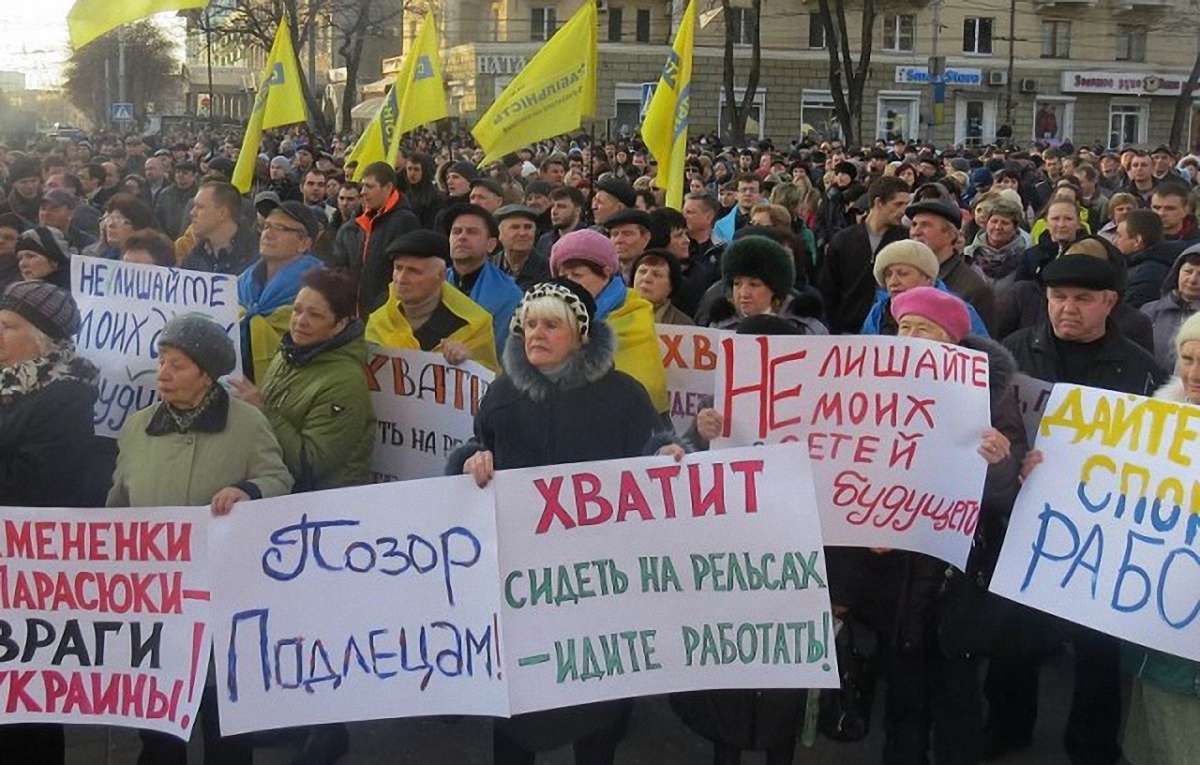 У Маріуполі на мітингу проти блокади Донбасу побились протестувальники