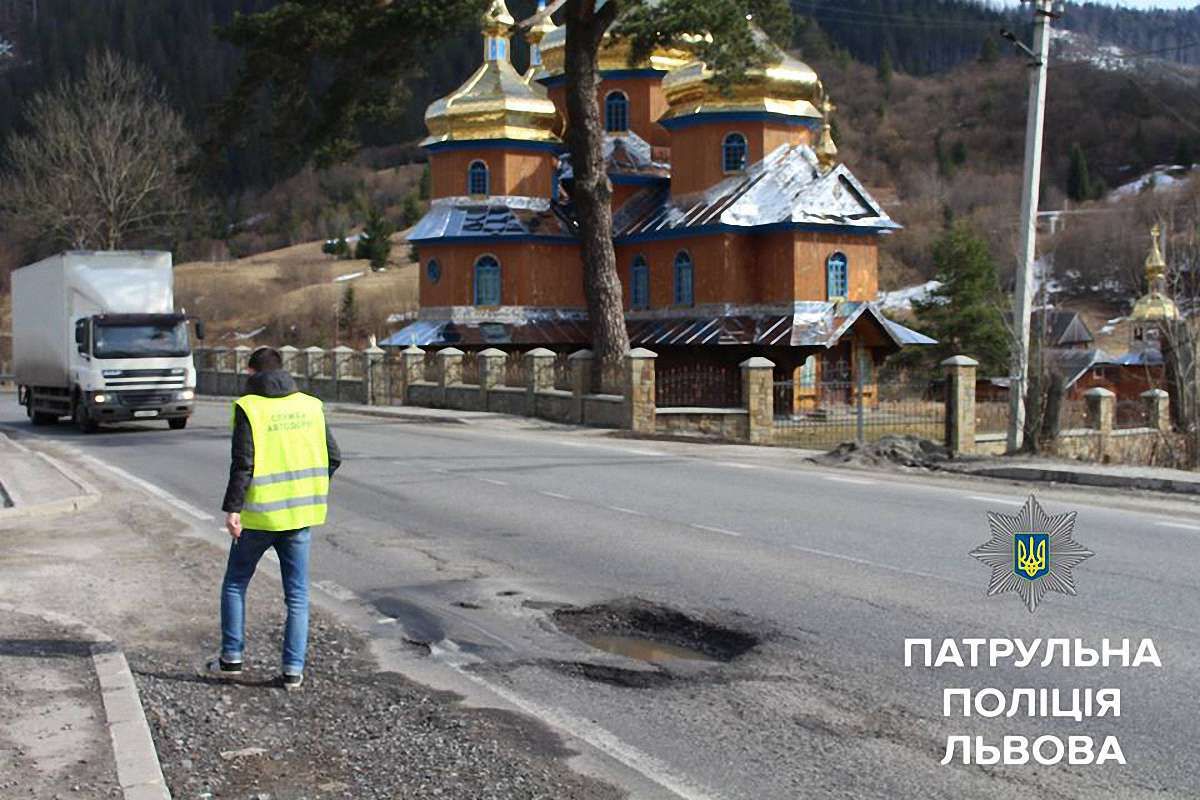 Дорогу у Карпатах на Львівщині відремонтують до великодніх свят