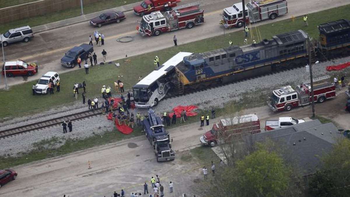 У США потяг протаранив автобус із 50 пасажирами, є загиблі