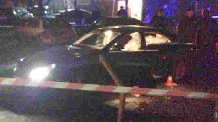 У центрі Києва невідомий розстріляв автомобіль: водій загинув, двох дітей – госпіталізовано