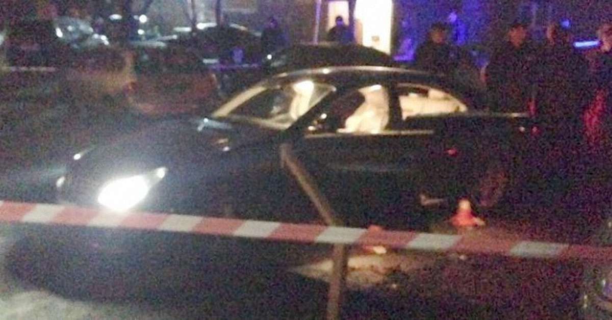 У центрі Києва невідомий розстріляв автомобіль: водій загинув, двох дітей – госпіталізовано