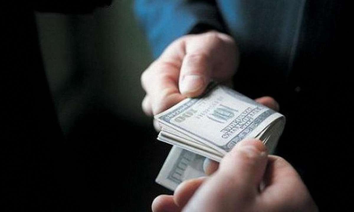 На Хмельниччині викрили аудитора, який вимагав  $2 тис. від лікаря