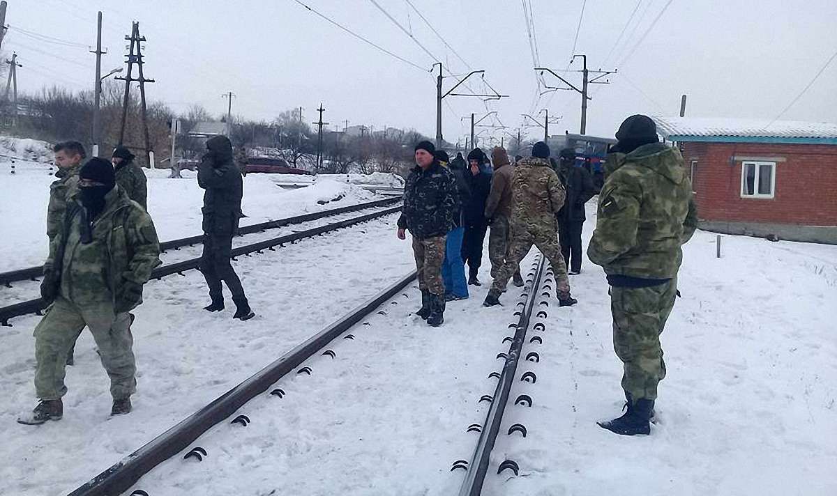 Учасники блокади на Донбасі відмовилися виконувати розпорядження поліції і здавати зброю