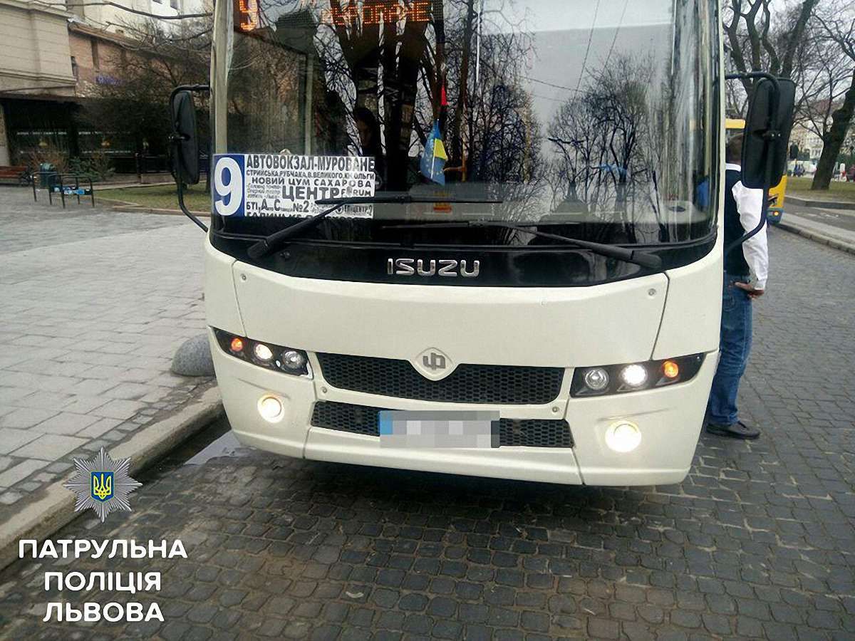Водія львівської маршрутки оштрафували за обгін по зустрічній смузі