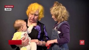 Літніх людей з геріатричного центру у Львові фотографують із немовлятами