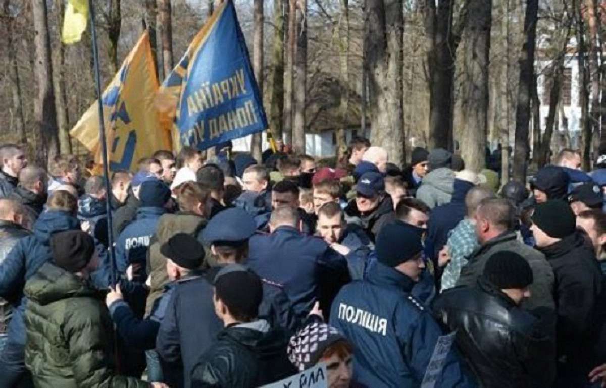 Біля могили Шевченка в Каневі сталась сутичка між праворадикалами та партійцями Медведчука