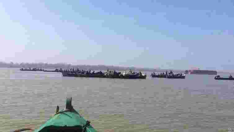 На Одещині рибалки перекрили Дунай, вимагаючи видачі дозволів на вилов оселедця