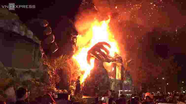 На в'єтнамській прем'єрі фільму про Кінг-Конга випадково спалили його п'ятиметрову статую