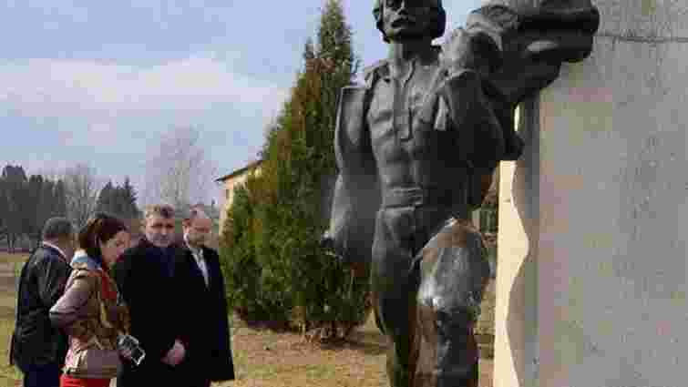На Дрогобиччині вандали відпиляли частину пам’ятника Франкові