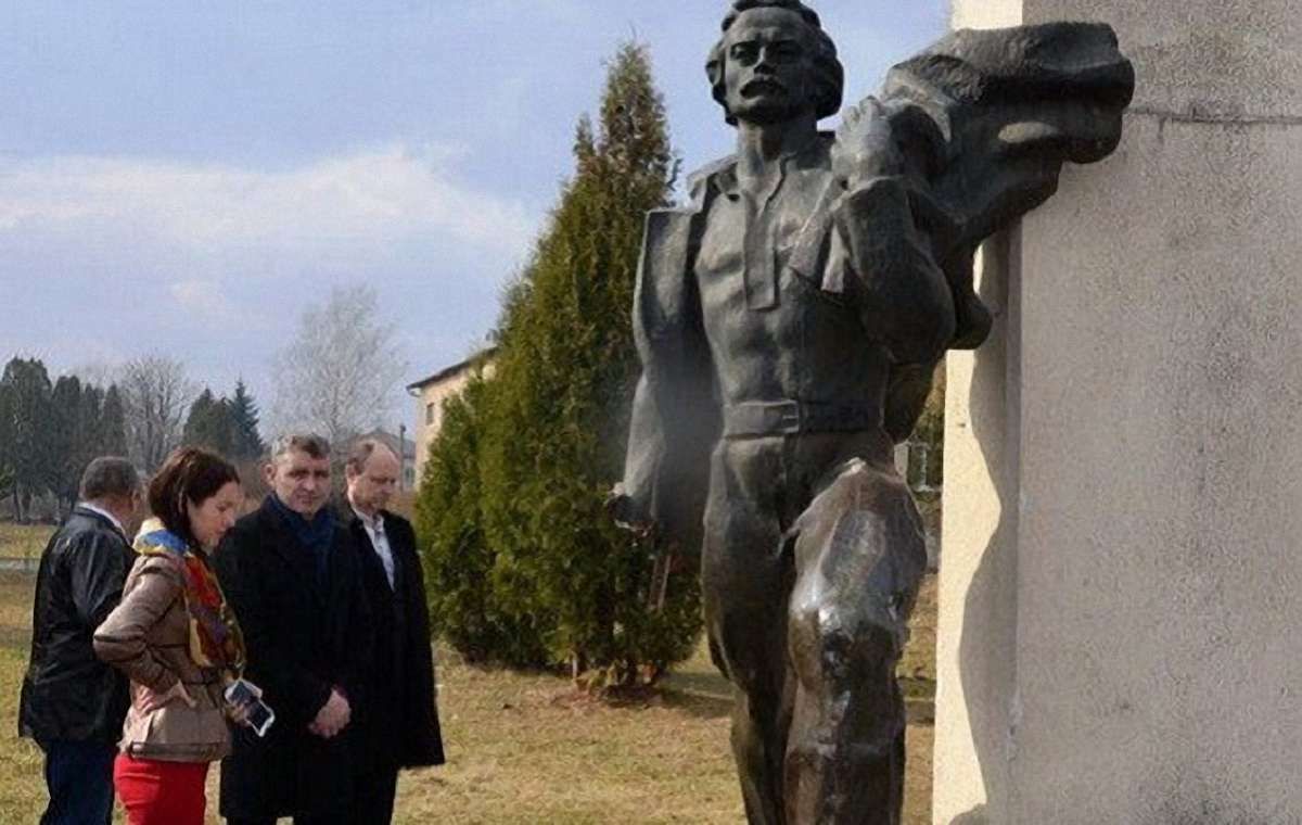 На Дрогобиччині вандали відпиляли частину пам’ятника Франкові