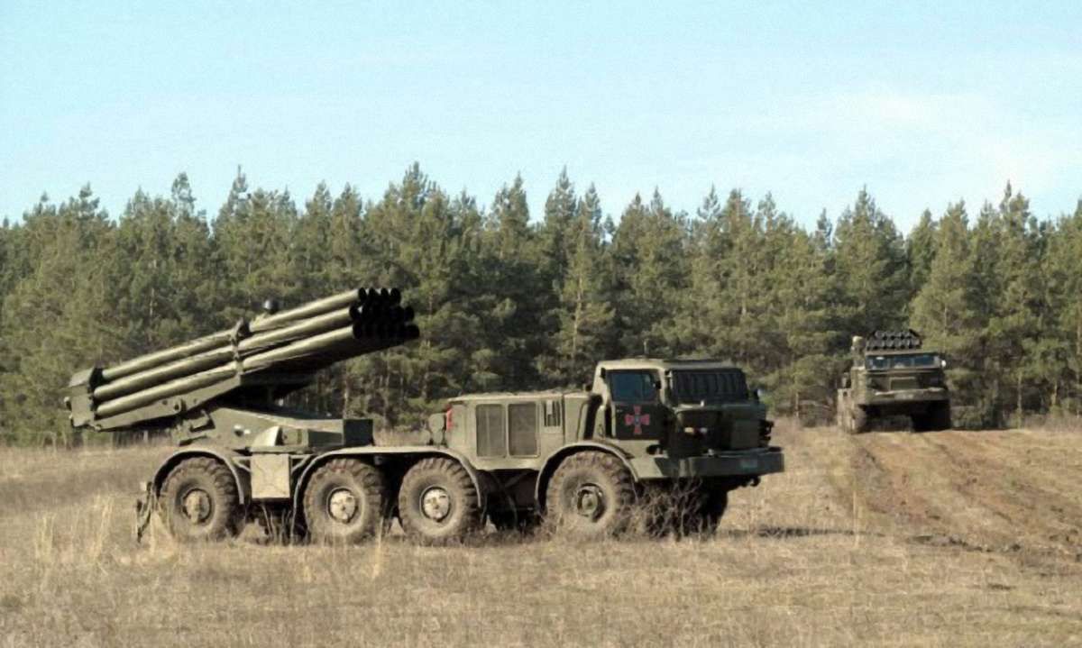 Українські військові проводять навчання в Луганській області із застосуванням РСЗВ «Ураган»