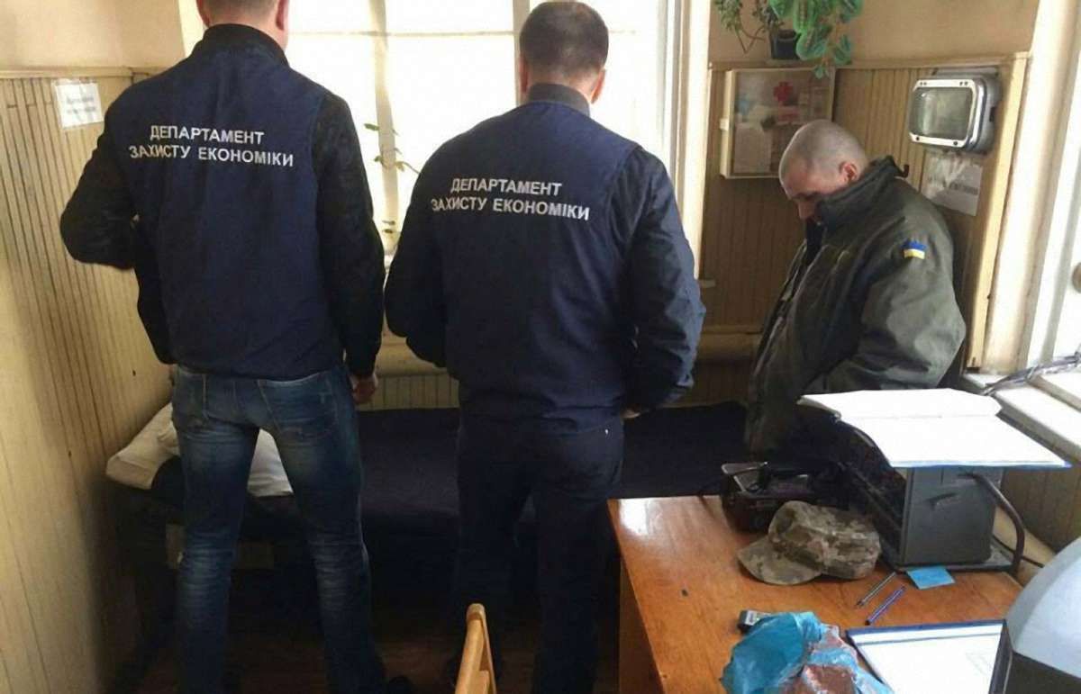 Прокуратура затримала на хабарі начальника військового полігону у Закарпатській області