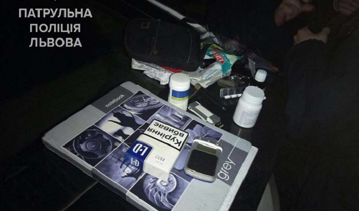 Вночі львівські патрульні затримали двох чоловіків з речовинами, схожими на наркотичні