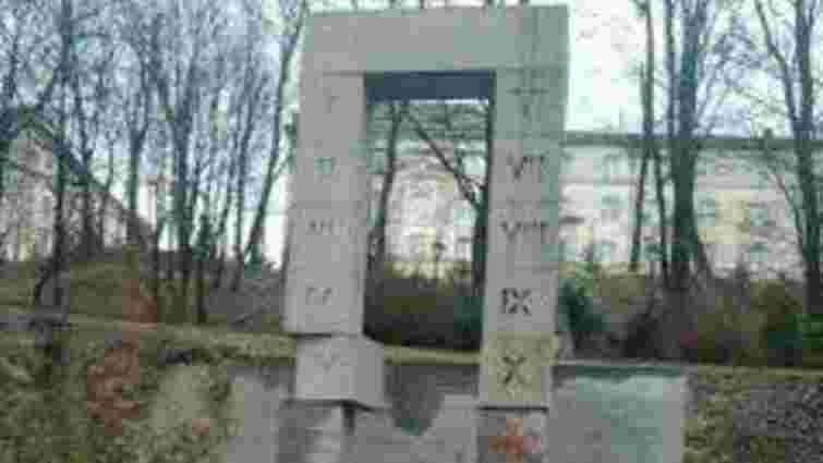 Пам’ятник розстріляним польським професорам у Львові цілодобово охоронятимуть