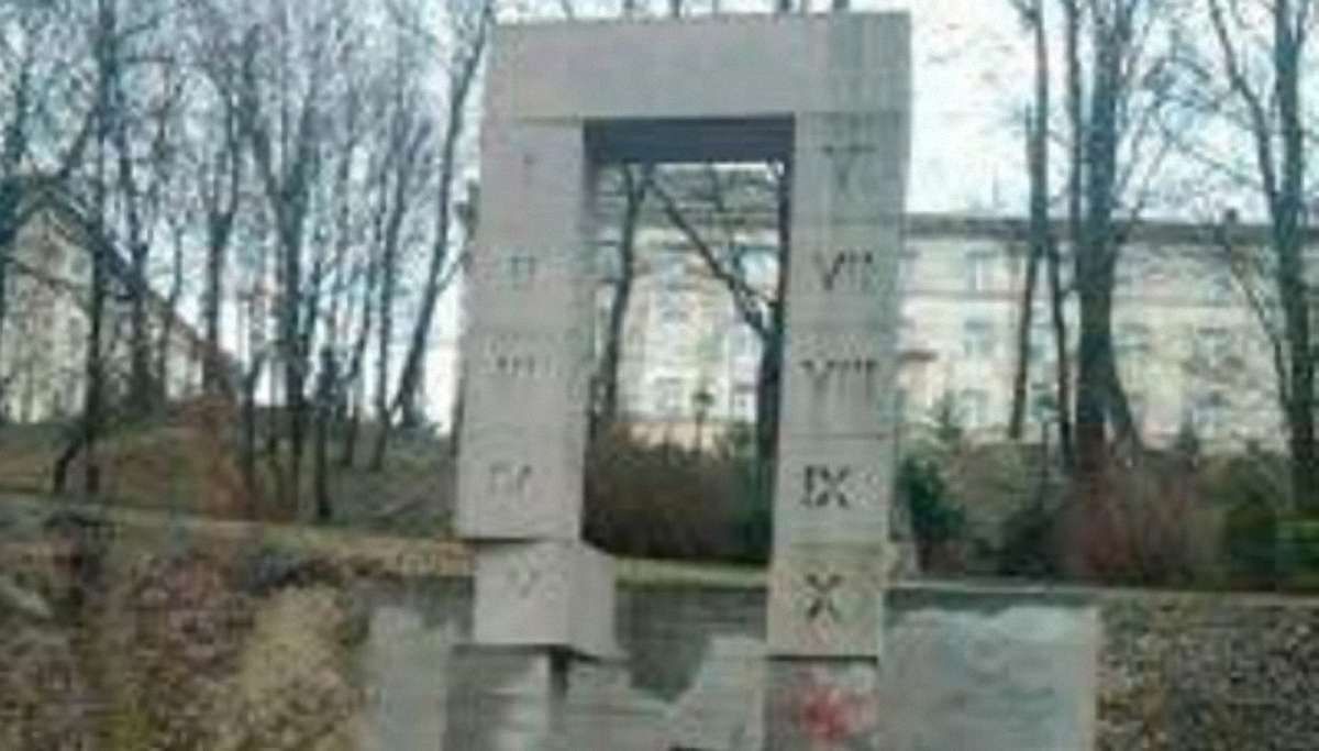 Пам’ятник розстріляним польським професорам у Львові цілодобово охоронятимуть