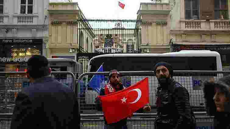 Мітингувальники зірвали прапор Нідерландів з консульства в Стамбулі, замінивши його на турецький