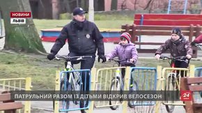 У Львові поліцейські навчали юних велосипедистів кермувати