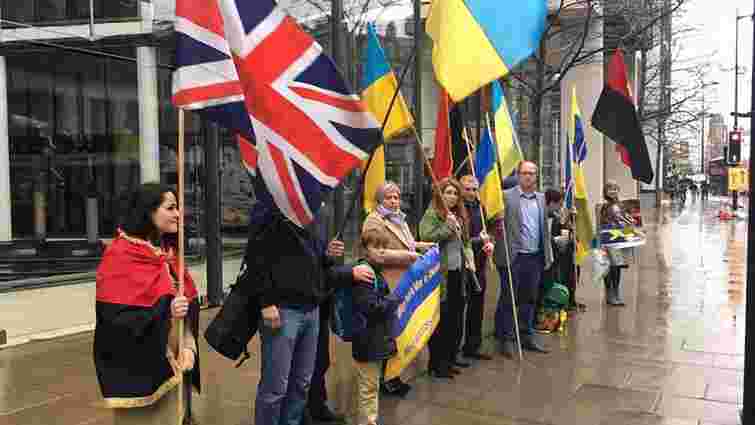 Українські активісти пікетували апартаменти Ахметова в Лондоні 