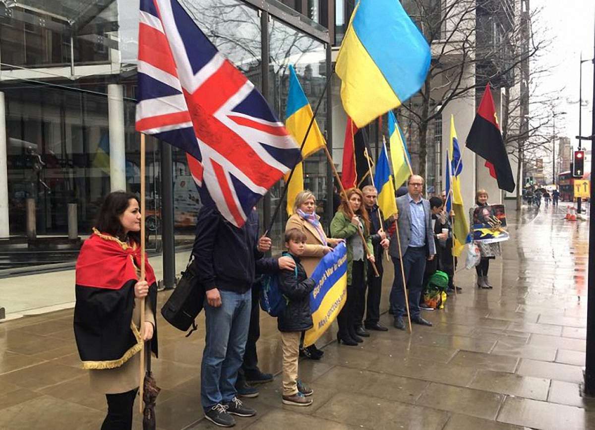 Українські активісти пікетували апартаменти Ахметова в Лондоні 