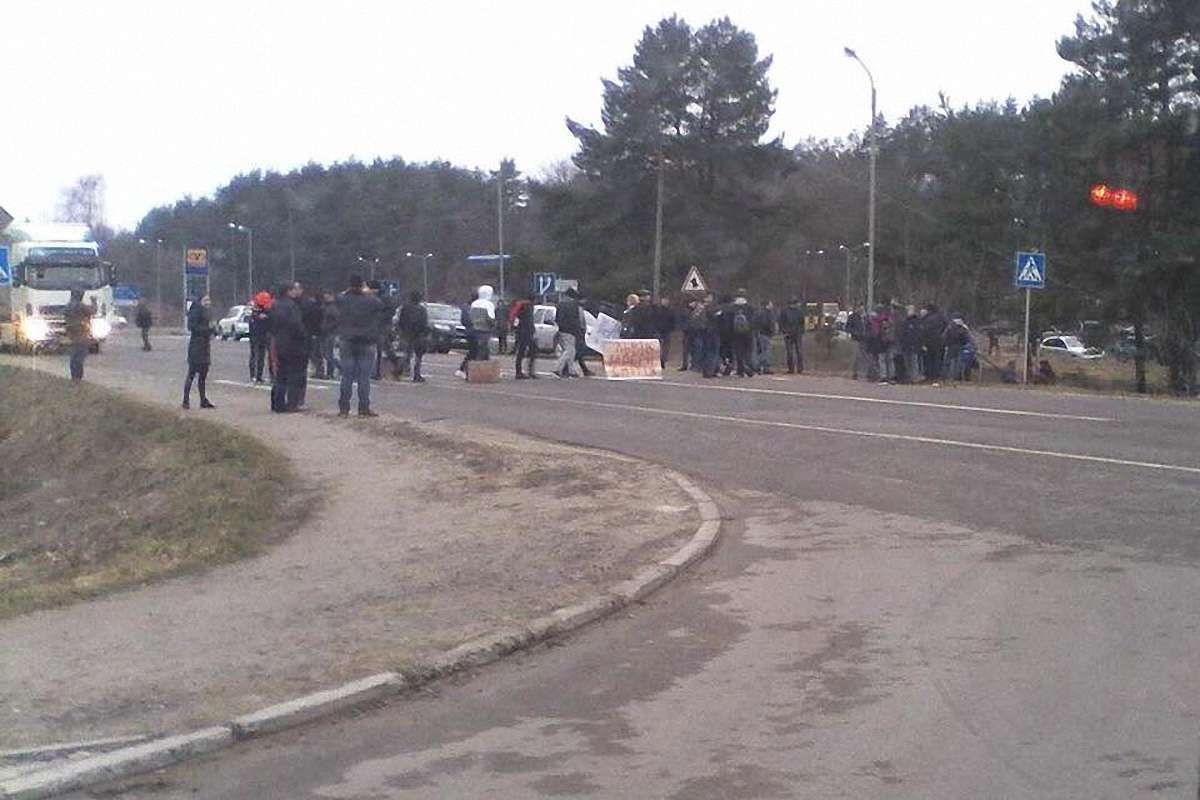 У Новояворівську перекрили дорогу на Краковець через стихійне сміттєзвалище 