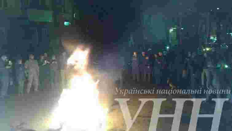 Протестувальнники палять шини під будівлею управління СБУ у Вінниці