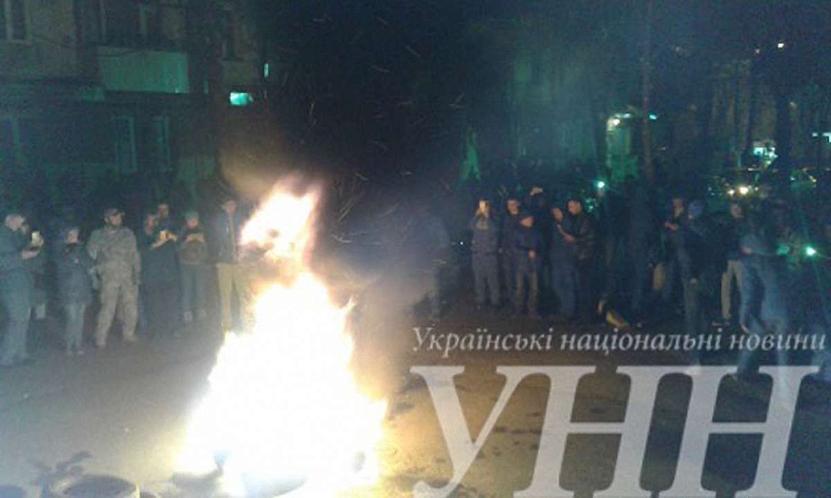 Протестувальнники палять шини під будівлею управління СБУ у Вінниці