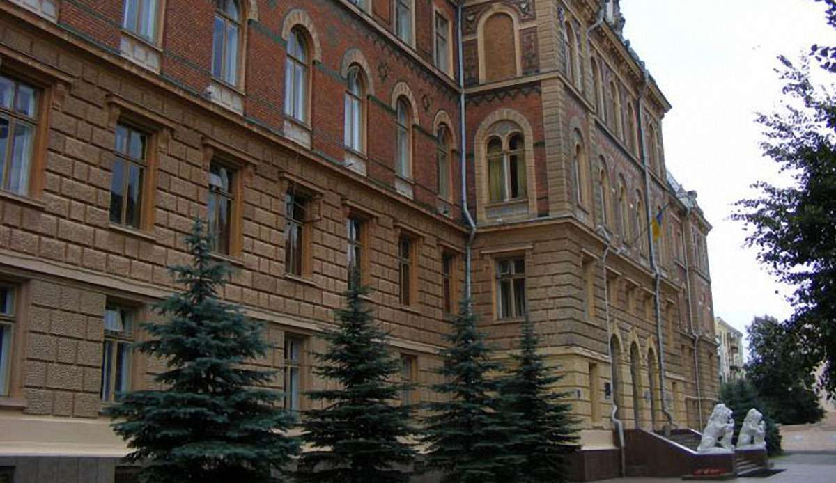 Під стінами Чернівецької ОДА прихильники блокади очікують на приїзд представників влади