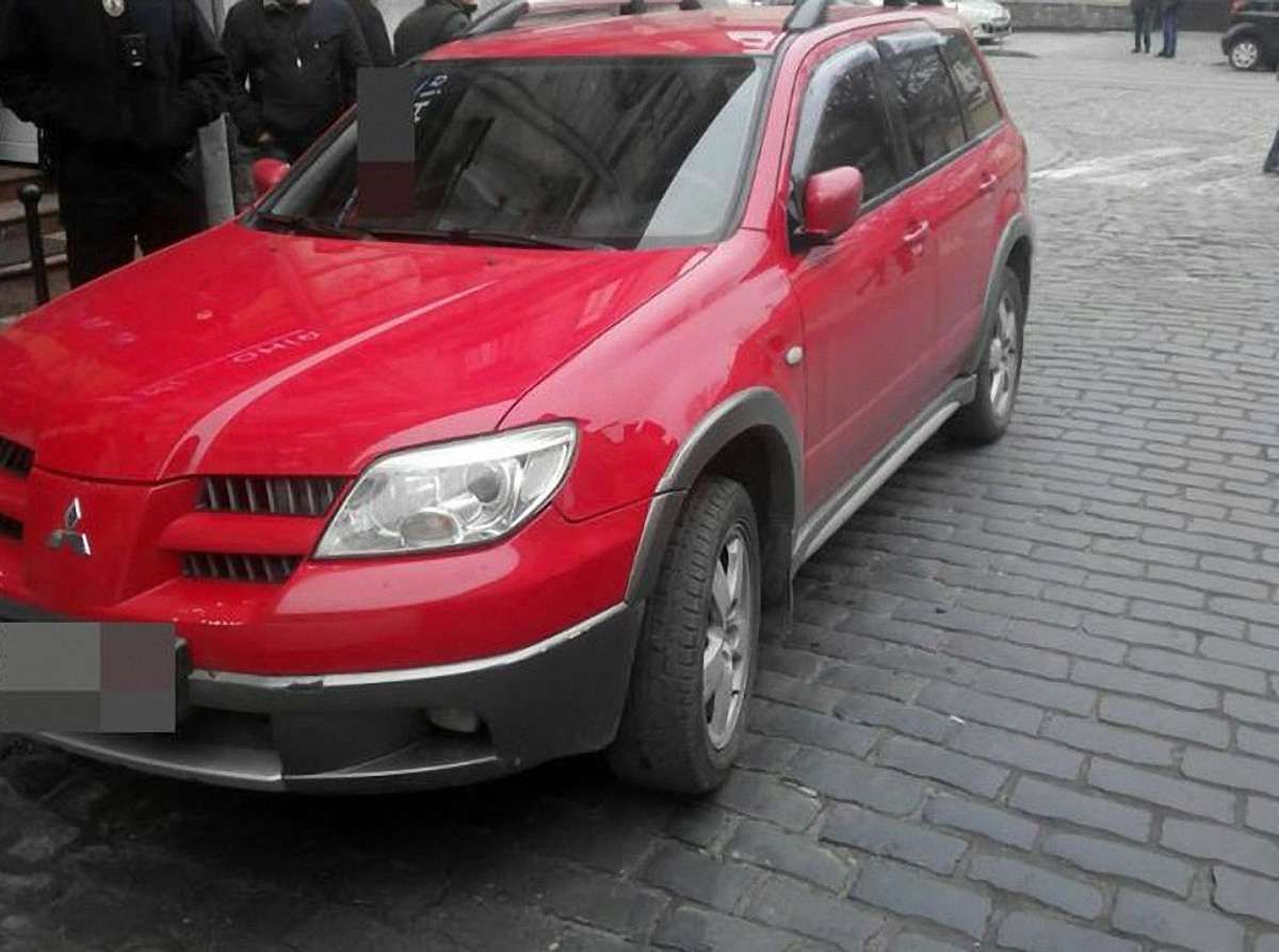 У Львові через неправильне паркування автомобіль потрапив у ДТП