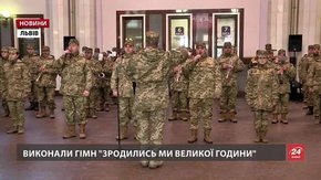 До Дня добровольця на залізничному вокзалі у Львові грав військовий оркестр