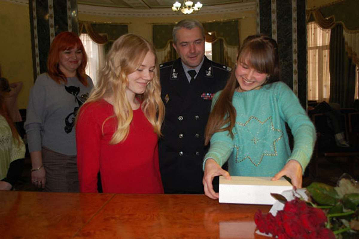 Львівські поліцейські подарували iPad'и школяркам, які вмовили підлітка не вчиняти самогубство