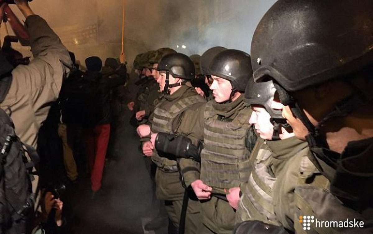 Прихильники блокади Донбасу закидали камінням «Альфа-Банк» у центрі Києва