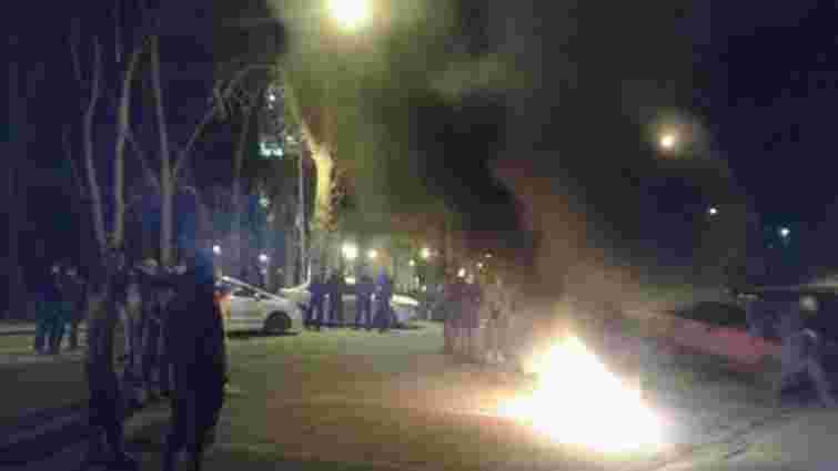Під стінами ЛОДА уночі палили шини на підтримку учасників блокади