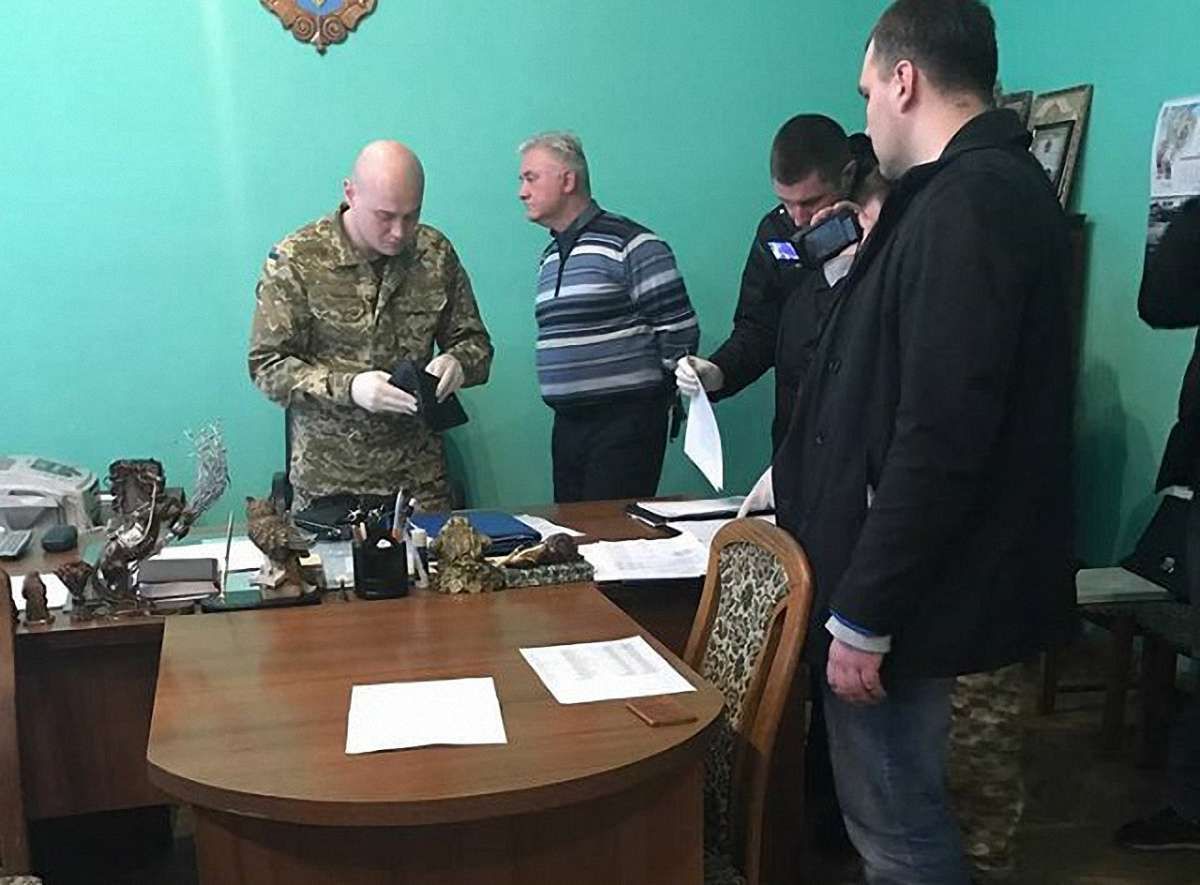 Начальника львівського СІЗО затримали на хабарі у понад ₴50 тис.