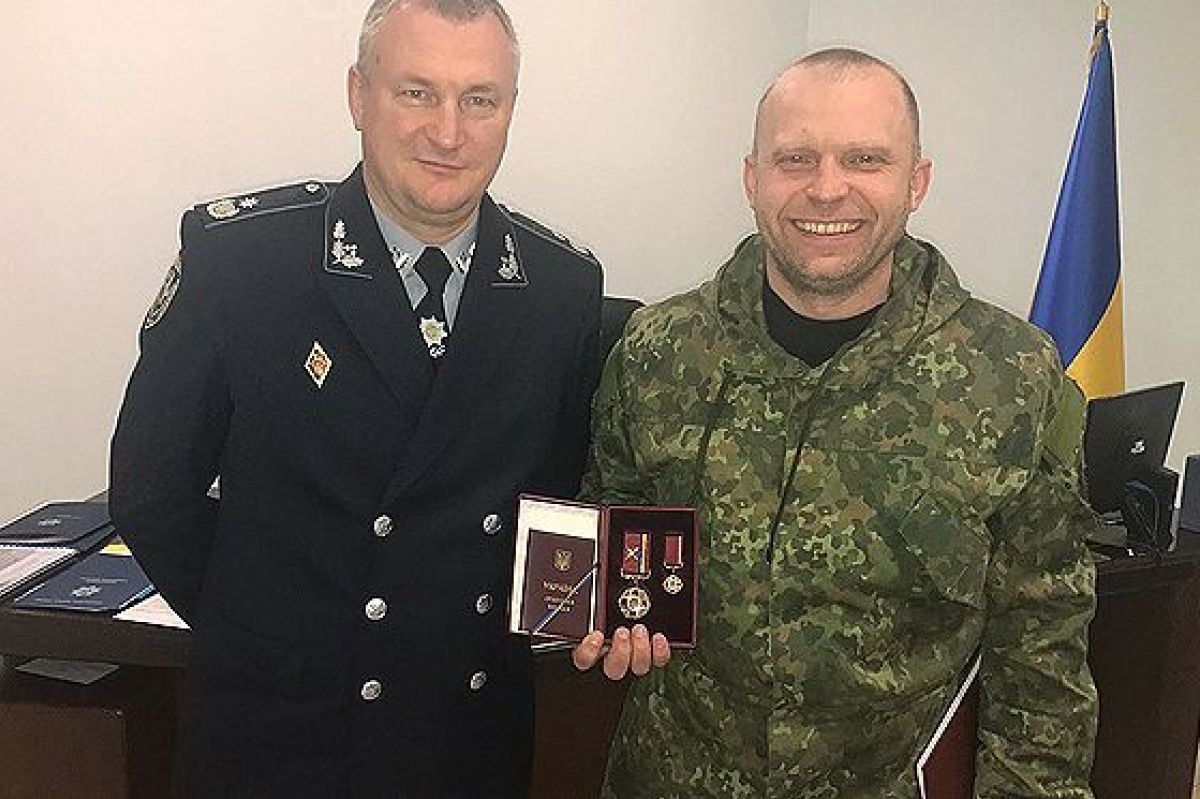 Порошенко нагородив орденом полковника, який вступив у конфлікт з Парасюком